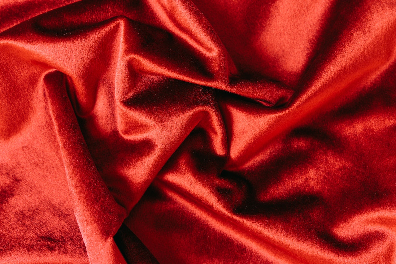Matière adaptée pour les fêtes : le velours - Photo de Antoni Shkraba: https://www.pexels.com/fr-fr/photo/rouge-tissu-textile-materiel-6843282/