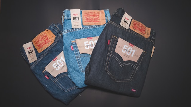 Trois jeans Levi's 501 de couleurs différentes