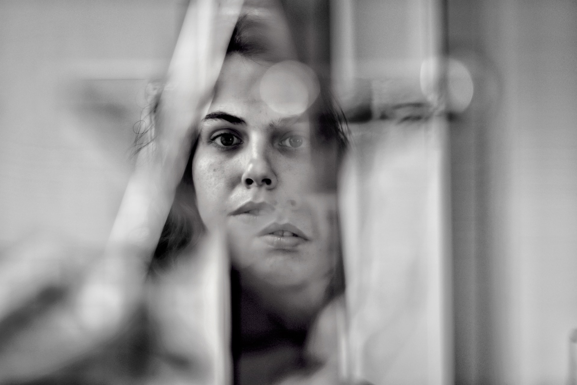 Reflet du visage d'une femme divisé dans le miroir