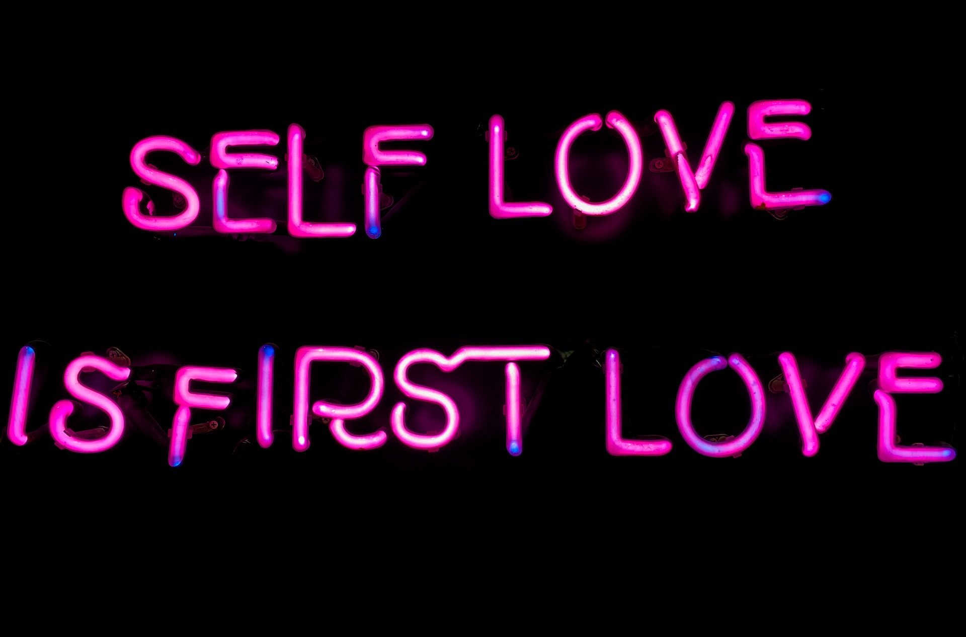Néons roses qui forment la phrase Self Love is First Love