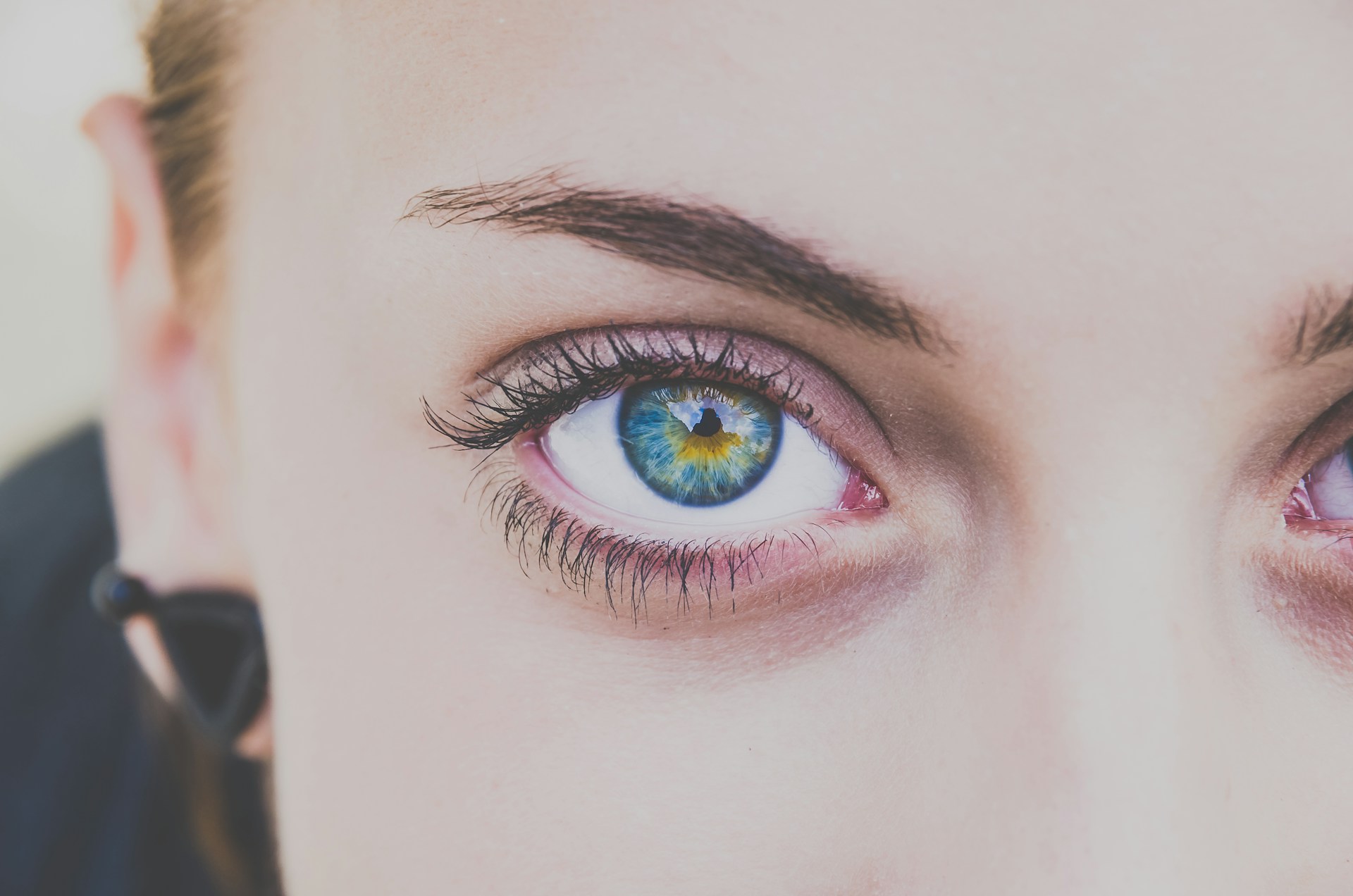 Oeil bleu d'une femme qui visualise son nouveau style