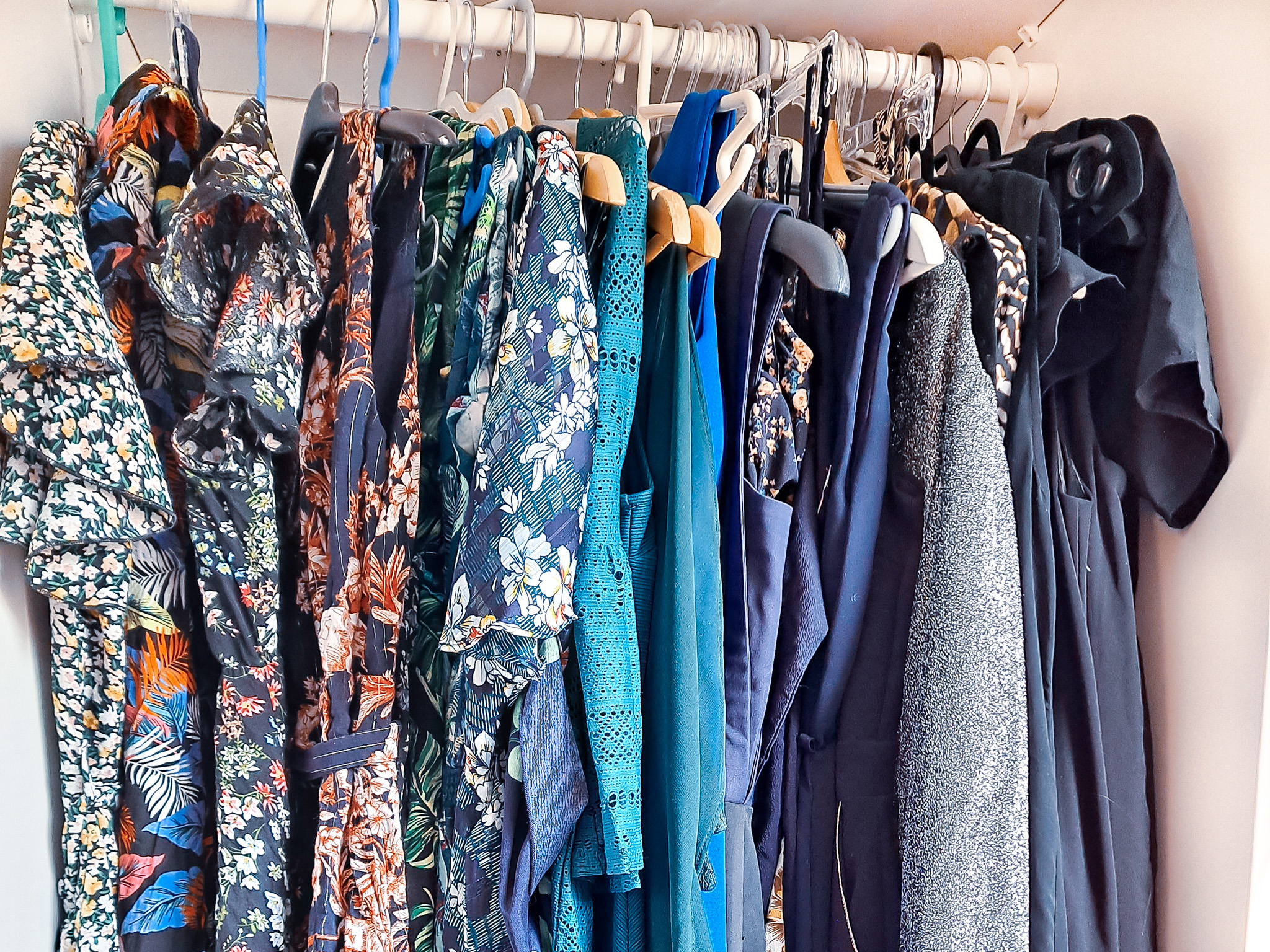 Garde-robe triée et rangement optimisé pour une femme en évolution professionnelle