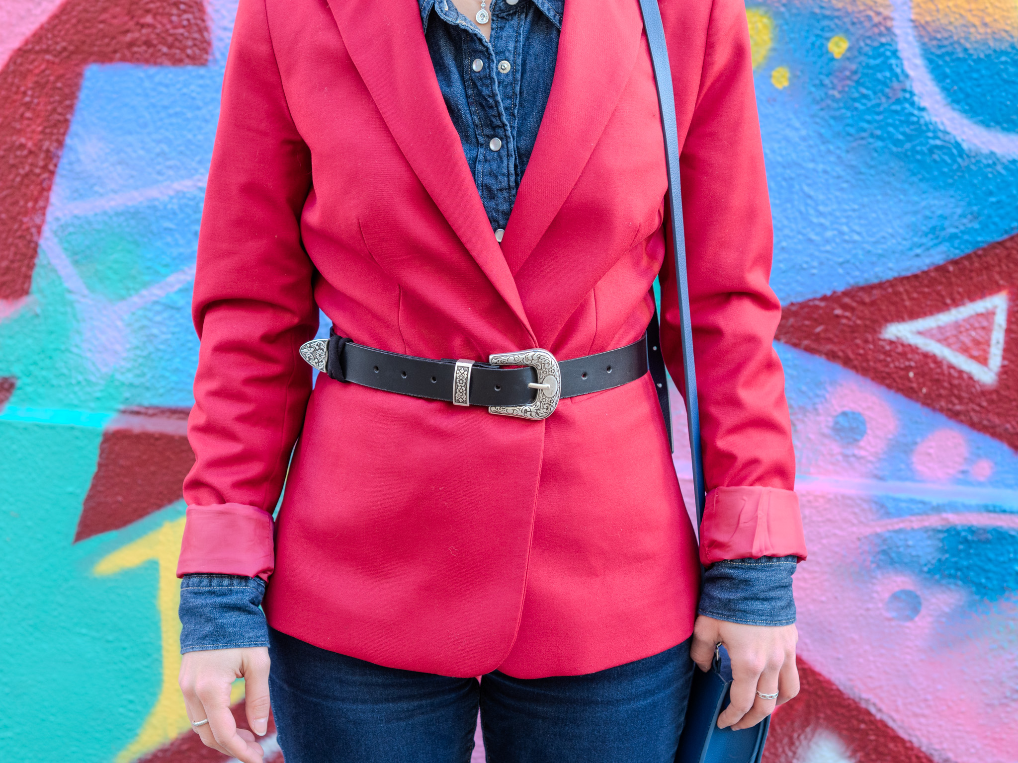 Femme en reconversion avec un style professionnel adapté à son activité