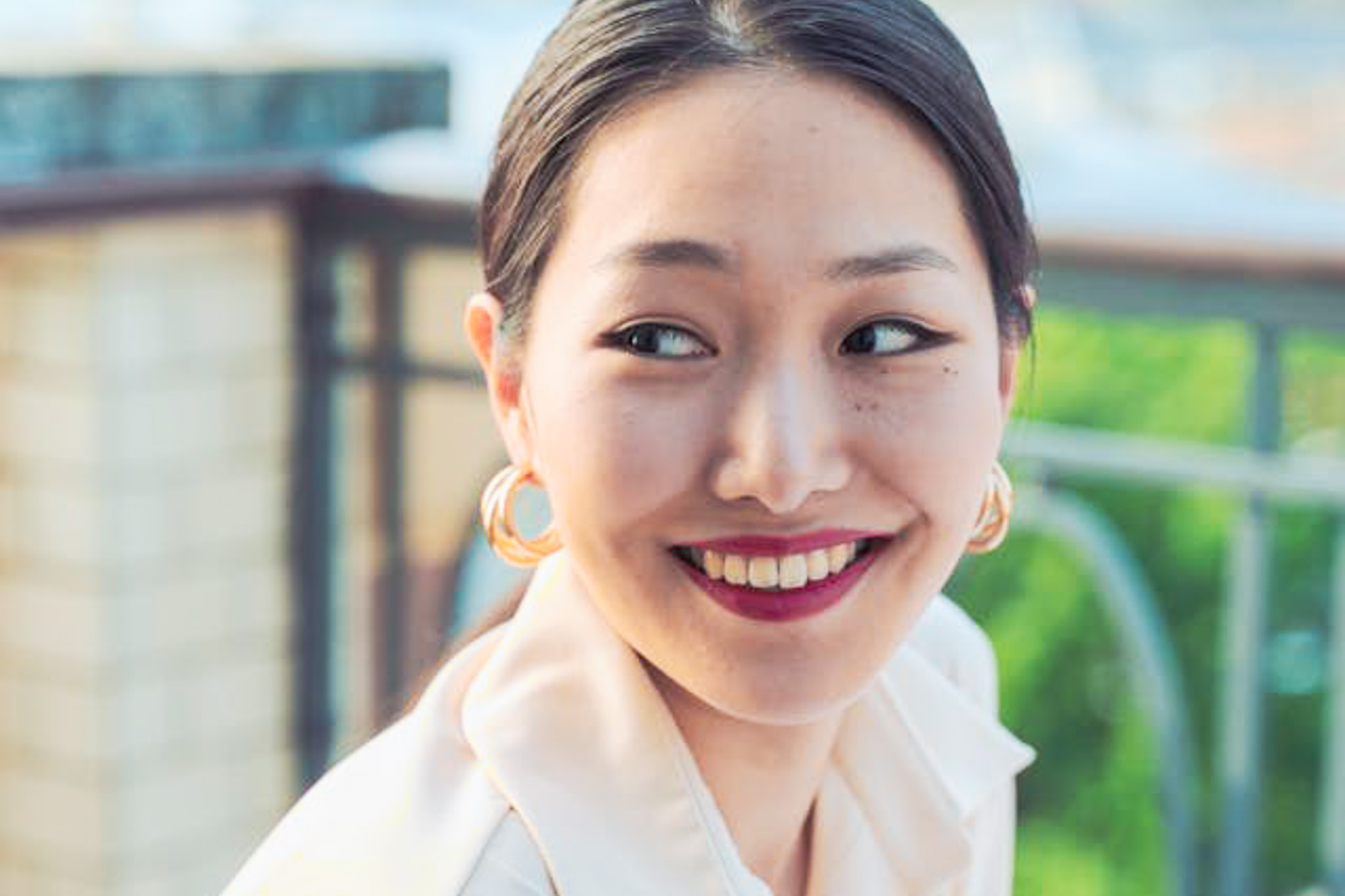 Femme souriante lors d'un conseil en image pour reconversion professionnelle